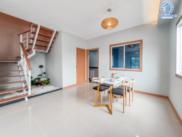 *****ทาวน์เฮ้าส์มือสองย่านปทุมธานี ม.พฤกษา60/1 รังสิต-บางพูน #หลังมุม เนื้อที่กว้างขวางถึง 27 ตร.ว. ฟังก์ชัน 3 ห้องนอน 2 ห้องน้ำ 1 ที่จอดรถ บนทำเลเดินทางสะดวก เชื่อมต่อถนนหลายเส้นทาง เพียง 12 นาทีก็ถึงรถไฟฟ้าสายสีแดง "สถานีรังสิต" ใกล้ฟิวเจอร์พาร์ค และทางด่วน "บางพูน" ราคาถูกสุดในย่านนี้! จองด่วน!